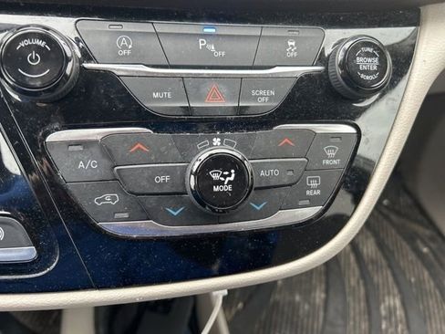 Used 2020 Chrysler Pacifica Touring FWD image 22