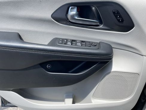 Used 2024 Chrysler Pacifica Limited FWD image 33