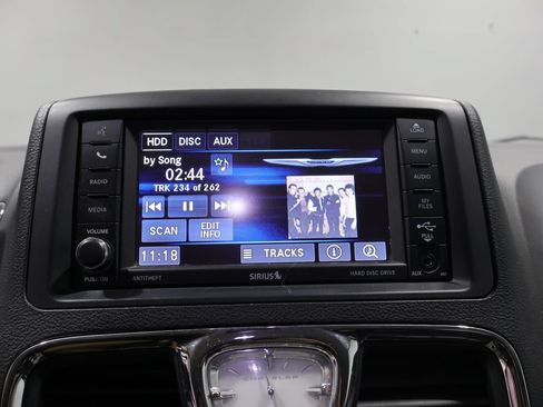 Used 2016 Chrysler Town & Country Touring FWD image 23