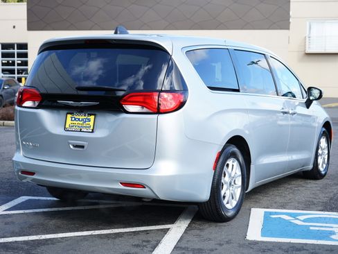 Used 2023 Chrysler Voyager LX image 3