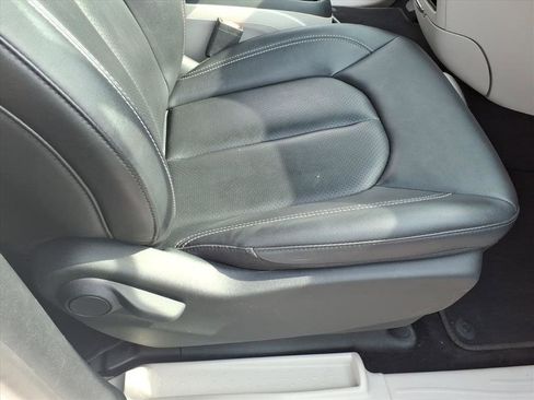 Used 2024 Chrysler Pacifica Limited FWD image 15