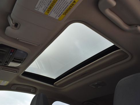 Used 2025 Subaru Crosstrek 2.0i Premium image 12