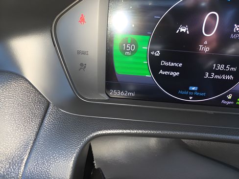 Used 2022 Chevrolet Bolt EUV LT w/ Convenience Package FWD image 16