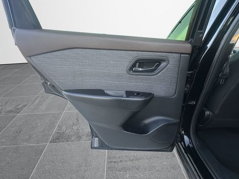 Used 2023 Nissan Rogue S image 25