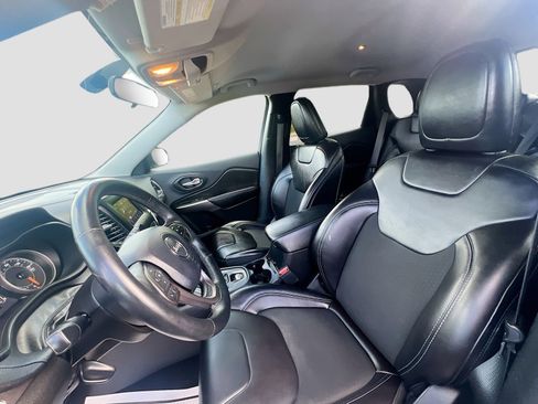 Used 2019 Jeep Cherokee Latitude Plus w/ Cold Weather Group image 20