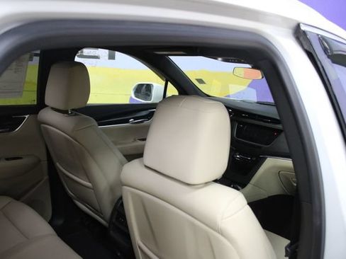 Used 2018 Cadillac XT5 AWD image 10