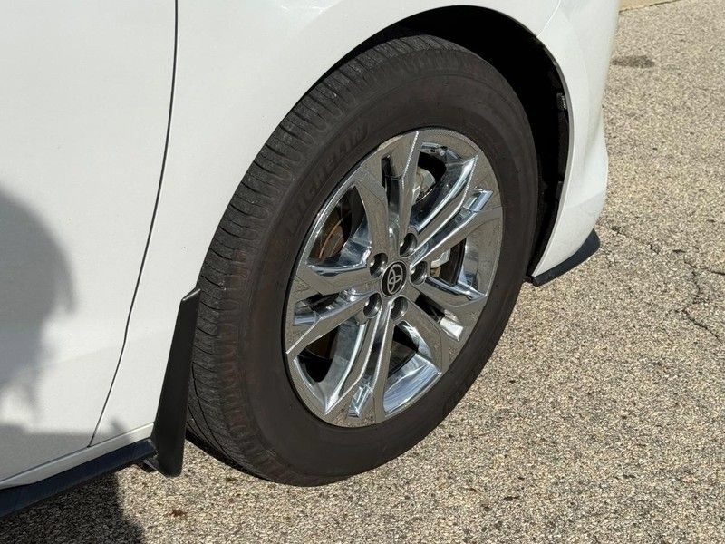 Used 2023 Toyota Sienna Platinum AWD/4WD image 6