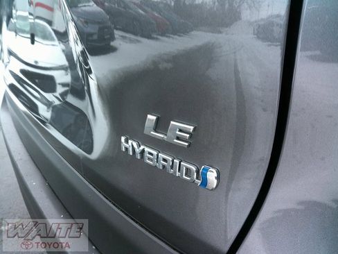 Used 2021 Toyota RAV4 LE image 9