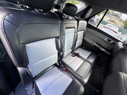 Used 2022 Ford Explorer XLT w/ Equipment Group 202A AWD/4WD image 17