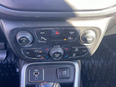 Used 2021 Jeep Compass Latitude w/ Sun and Sound Group FWD image 24