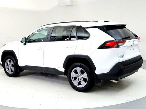 Used 2022 Toyota RAV4 XLE w/ Convenience Package AWD/4WD image 4