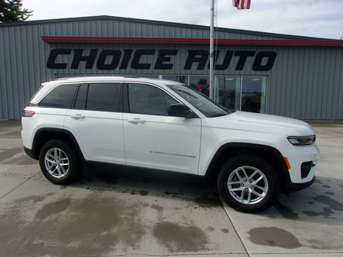Used 2023 Jeep Grand Cherokee Laredo w/ Luxury Tech Group I AWD/4WD image 2