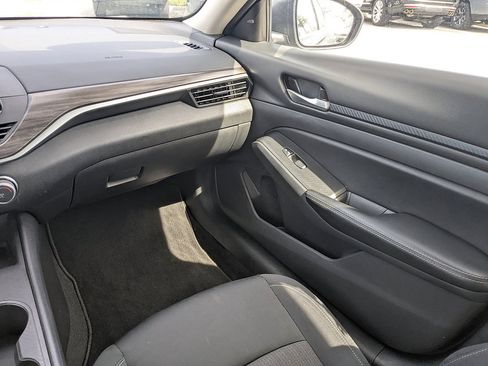 Used 2025 Nissan Altima 2.5 SV FWD image 38