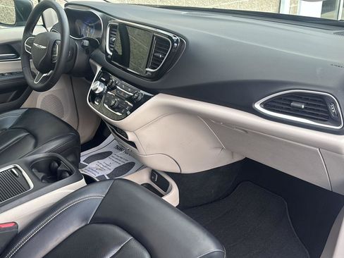 Used 2023 Chrysler Pacifica Touring-L image 19