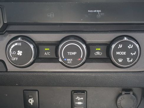 Used 2019 Toyota Tacoma TRD Sport AWD/4WD image 9