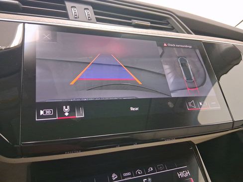 Used 2022 Audi e-tron Premium Plus w/ Premium Plus Package image 24