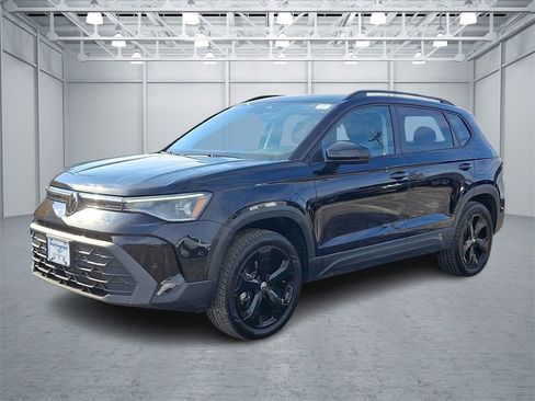 Certified 2025 Volkswagen Taos SE image 3