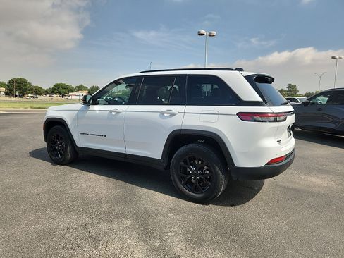 Used 2025 Jeep Grand Cherokee Altitude AWD/4WD image 4