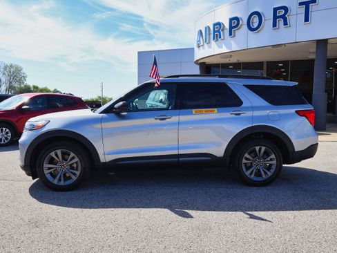 Used 2022 Ford Explorer XLT w/ Equipment Group 202A image 2