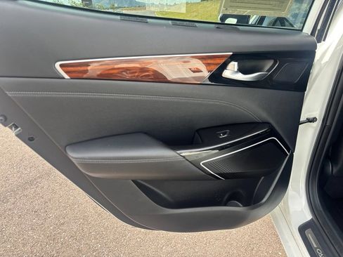 Used 2017 Kia Cadenza Premium w/ Luxury Package FWD image 13
