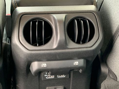 Used 2025 Jeep Wrangler Sahara image 23