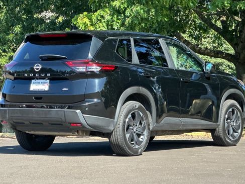 Used 2025 Nissan Rogue SV AWD/4WD image 2