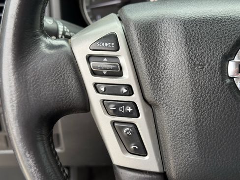 Used 2018 Nissan Titan SV w/ SV Convenience Package image 16