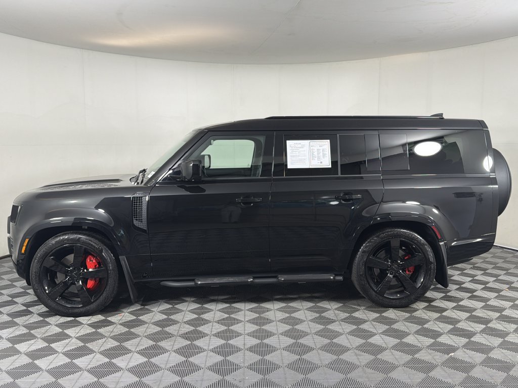 Used 2025 Land Rover Defender 130 X-Dynamic SE AWD/4WD image 2