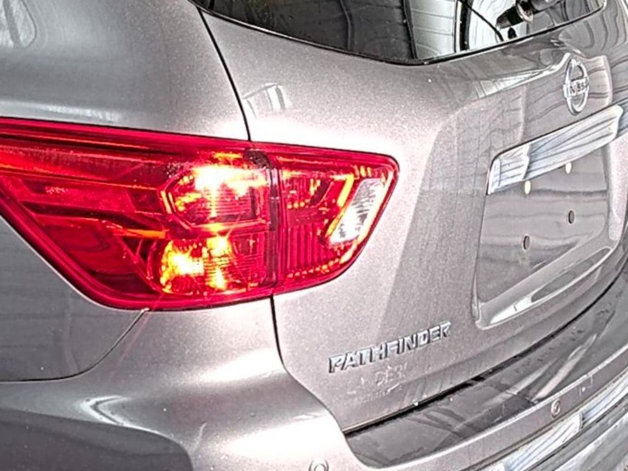 Used 2018 Nissan Pathfinder SV FWD image 9