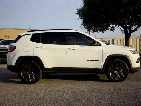 New 2026 Jeep Compass Latitude image 4