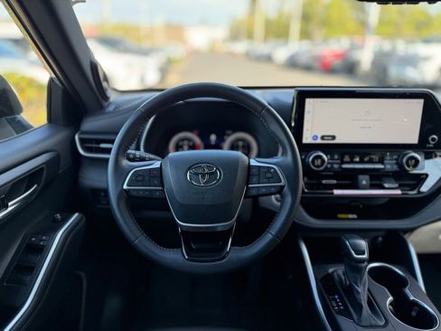 Certified 2025 Toyota Highlander XSE image 24