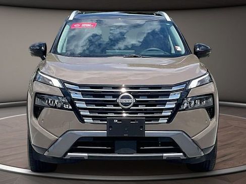 Certified 2025 Nissan Rogue SL w/ Tech Package FWD image 3