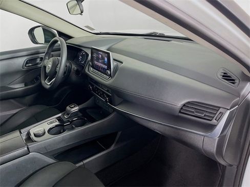 Used 2024 Nissan Rogue S image 28