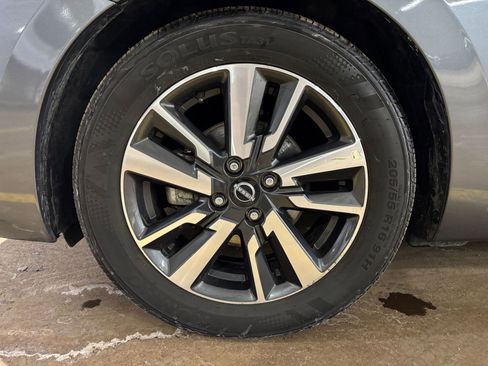 Used 2025 Nissan Versa SV image 28