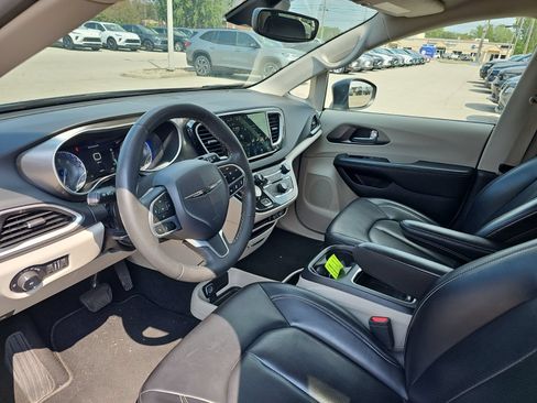 Used 2023 Chrysler Pacifica Touring-L FWD image 7