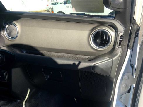 Used 2023 Jeep Gladiator Overland image 18