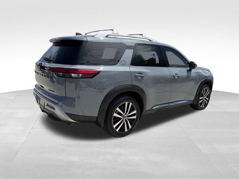 Used 2024 Nissan Pathfinder Platinum w/ Black Appearance Package FWD image 8