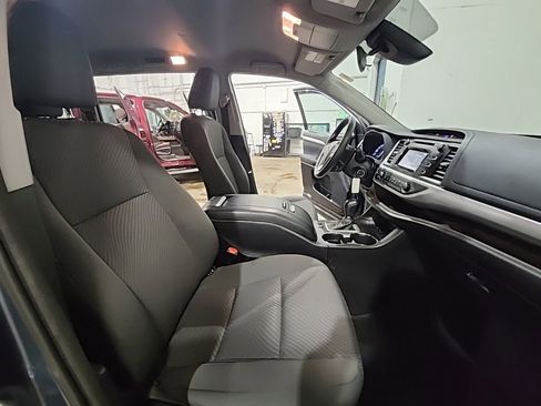 Used 2017 Toyota Highlander LE FWD image 21