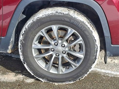 Used 2019 Jeep Cherokee Latitude Plus w/ Cold Weather Group image 8