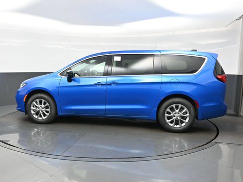 New 2026 Chrysler Pacifica Select AWD/4WD image 4