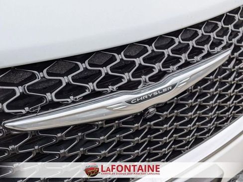 Certified 2023 Chrysler Pacifica Touring-L image 9