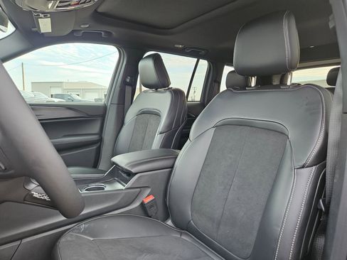 New 2025 Jeep Grand Cherokee Altitude image 12