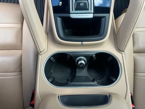 Certified 2023 Porsche Cayenne Platinum Edition image 27