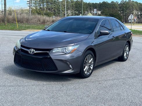 Used 2016 Toyota Camry SE image 2