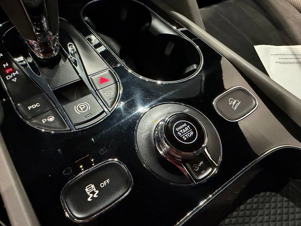 Used 2022 Bentley Bentayga AWD/4WD image 25