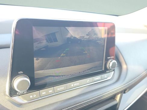 Used 2024 Nissan Rogue S FWD image 17