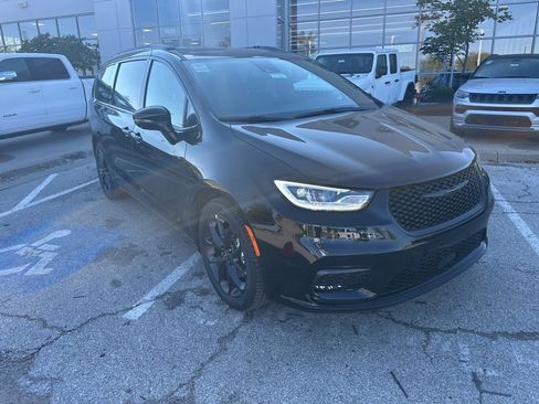 New 2026 Chrysler Pacifica Select image 7