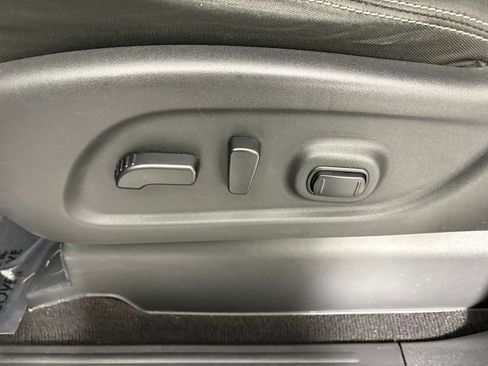 Used 2017 Nissan Titan SV image 16