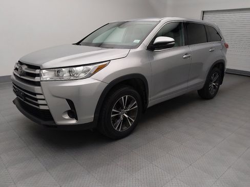 Used 2018 Toyota Highlander LE AWD/4WD image 2