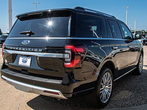Used 2024 Ford Expedition Platinum image 4